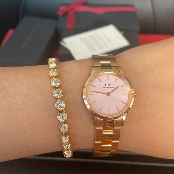 Authentic Daniel Wellington Rose Gold Watch💓 - Picture 13 of 16